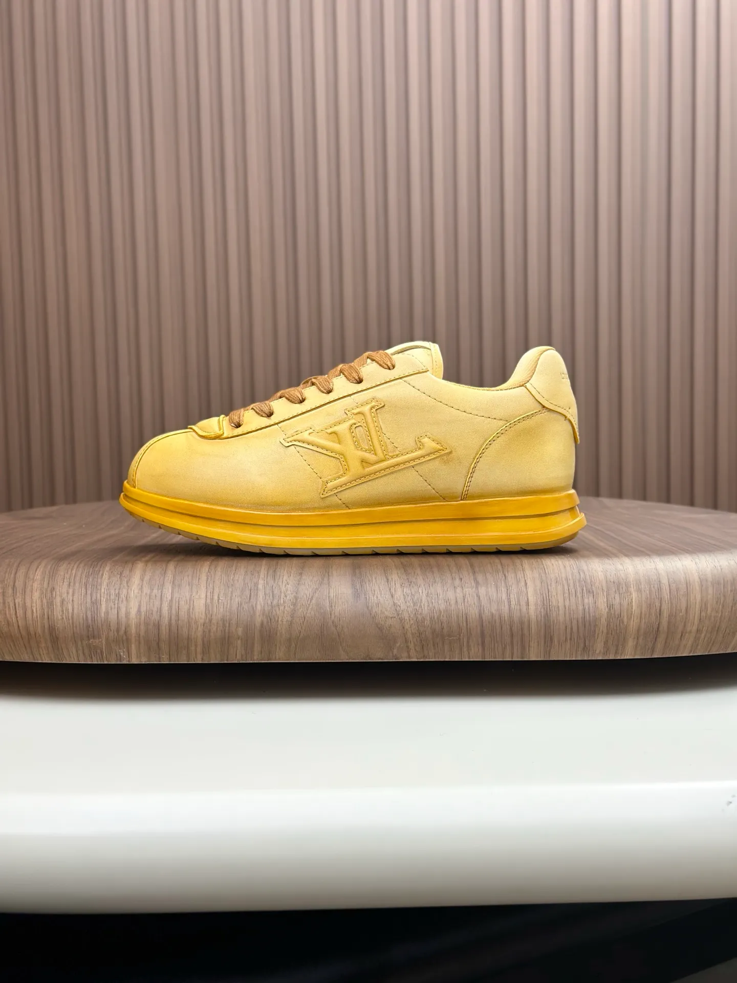 💰800💰Full package💰Top version Washed LV-Louis Vuitton-Classic catwalk new style 1:1 developed replica of the original version! ! The upper foot is very comfortable. It is made of luxurious materials, washed with fine workmanship, and the midsole is printed with English letters "Made in Europe." The upper is made of calfskin imported from Italy. The side is decorated with the brand's LOGO and signature. The latest latex foot pads and mesh lining make the foot feel super comfortable. The original two-color TPU combination outsole is specially provided by the original factory. Bag technology Goodyear stitched edges Fabric: Exclusive custom first-layer cowhide Accessories: Exclusive private model Vuitton logo, lining: Customized silk mesh lining - first-layer silk cowhide lining Outsole: TPU combination outsole wear-resistant, non-slip and anti-yellowing Foot pads: new latex pads-mesh sweat-absorbent Counter technology: fully computerized sewing machine wire drawing Toe box back cover Hot and cold shaping Full set of pull-top last with medium and low logo pattern Counter packaging - Shoelaces, certificates, cards, instructions, certificates of quality, dust bags, the most comprehensive packaging on the Internet, men's sizes 39-44 (38/45 custom-made, non-refundable!